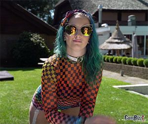 Download: cumbiz - Süßes holländisches Teen bekam mehrere Creampies in ihrem Hinterhof. Allein zu Hause, Gangbang