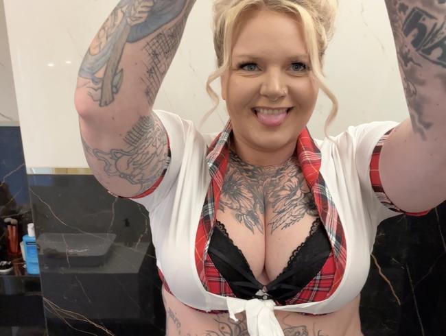 Download: delicious_lauri - Pissendes Schulmädchen