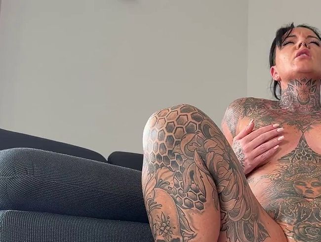 Download: delicious_lauri - Volle Muschidehnung mit dem schwarzen XXL-Dildo bis zum Abspritzen