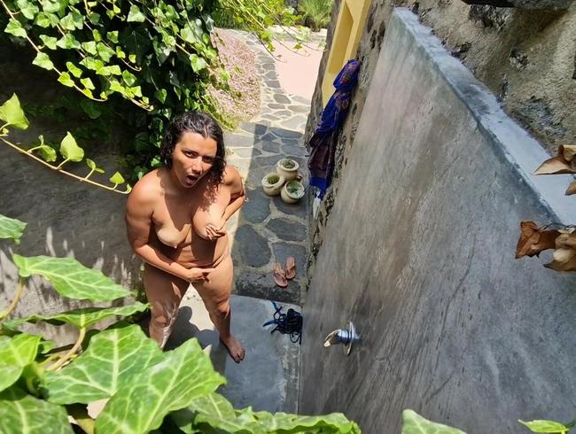 Download: denissetits - Spioniere mich draußen aus: Dusche und Masturbation im Garten