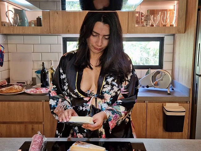 Download: denissetits - Essen erregt mich, ich masturbiere in der Küche