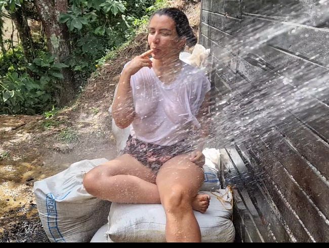 Download: denissetits - Nasses T-Shirt im Freien