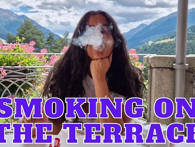 Download: denissetits - Rauchen auf der Terrasse