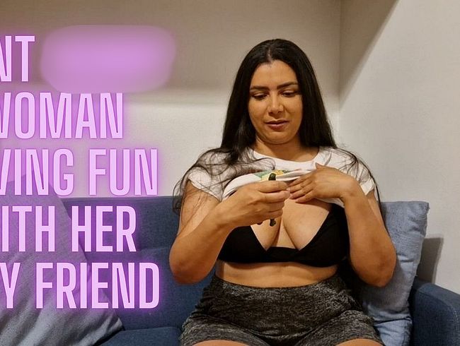 Download: denissetits - Eine riesige und geile Frau vergnügt sich mit ihrem winzigen Freund