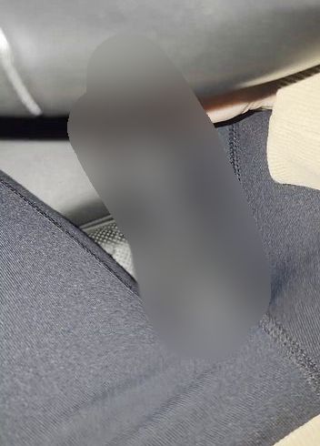 Download: devot_leila - Schnelle Selbstbefriedigung im Auto mit Massagestab