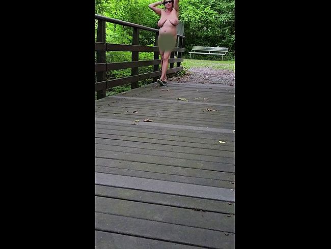 Download: dieZeiggeilen3 - Die Challenge: beim Pissen muss das Kleid weg