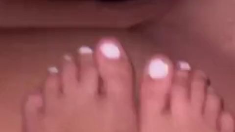 Download: dirtymarriedcouple1 - Cumshot direkt auf die Füsse