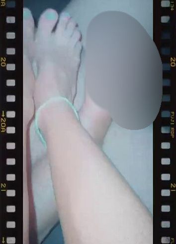 Download: dirtymarriedcouple1 - Cumshot direkt auf die Füsse