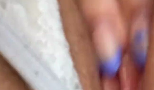 Download: dirtyprincess123 - geiles stöhnen von teenie girl dass sich die pussy reibt
