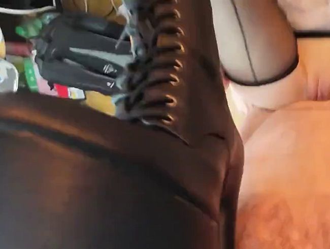 Download: dirtysnake98 - Chef nimmt mich als ich seine Küche putze, geht das zu weit?