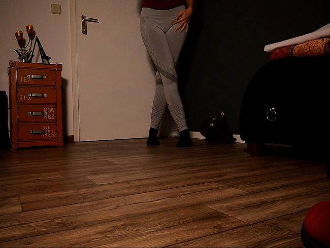 Download: freakart - Graue Sporthose einnässen