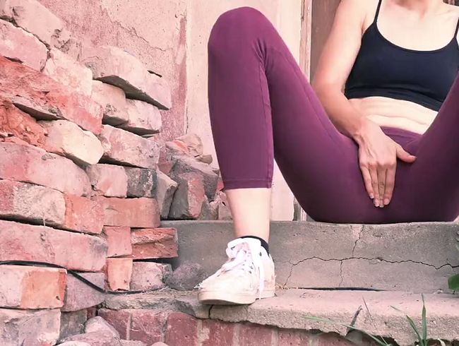 Download: freakart - Auf meiner Treppe Pipi gemacht :-)