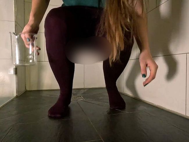 Download: freakart - Messbecher gefüllt mit meiner Pisse