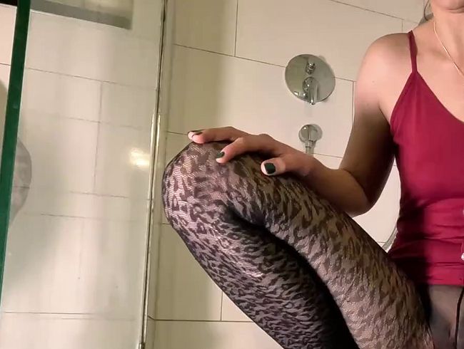 Download: freakart - Strumpfhose klatschnass pinkeln