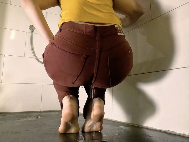 Download: freakart - Pipi treffen im Bad?