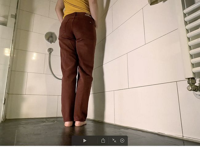 Download: freakart - Pipi treffen im Bad?