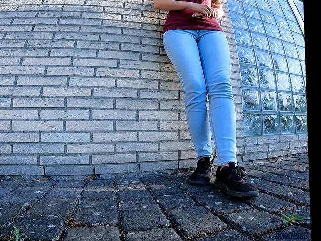 Download: freakart - Draußen meine blaue Jeans eingepisst ;)