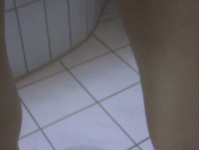 Download: geilsexyfeucht - in den Eimer gepisst, extra für dich