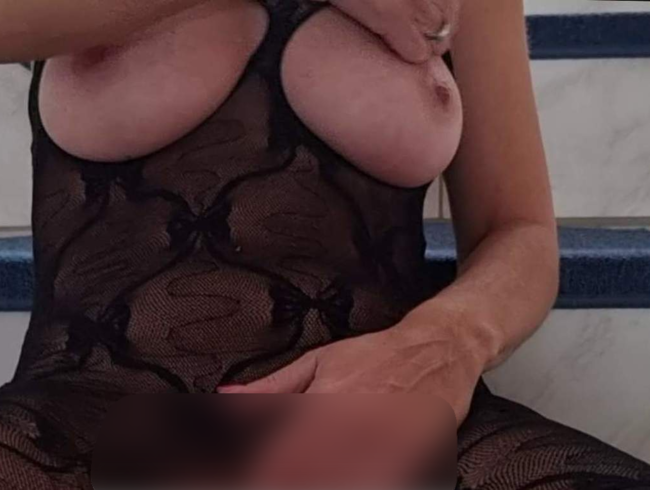 Download: geilsexyfeucht - geil auf der Treppe