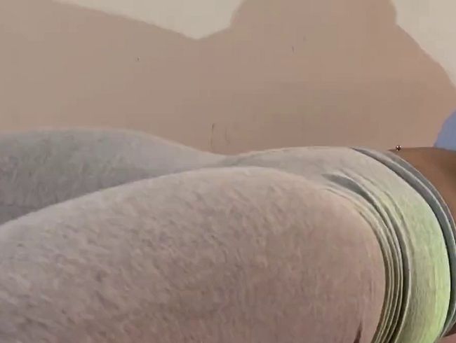 Download: gwenchase - Dehnen zu Hause mit Sportbekleidung