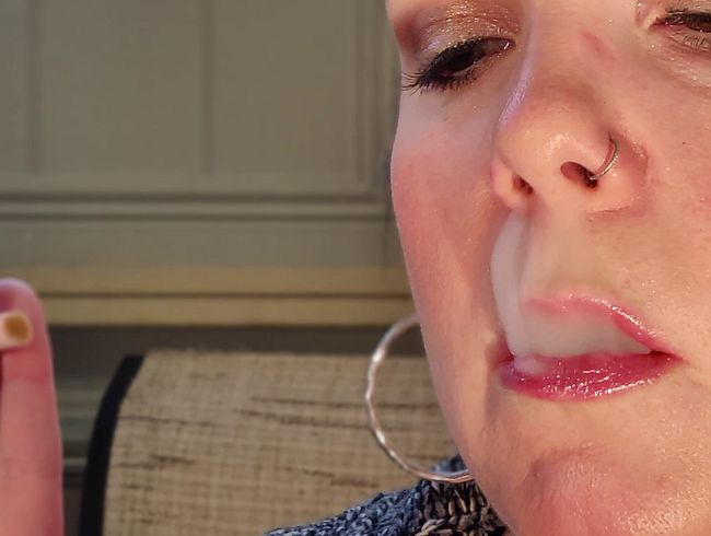 Download: hersmokey - Videoausschnitt, in dem ich eine VS 120 rauche, während ich auf die nächste Session warte.