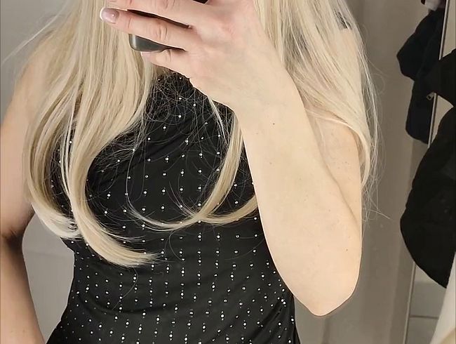 Download: hot_GLORIA - Geile MILF Muschi aufgespreizt und bespielt in der Umkleidekabine