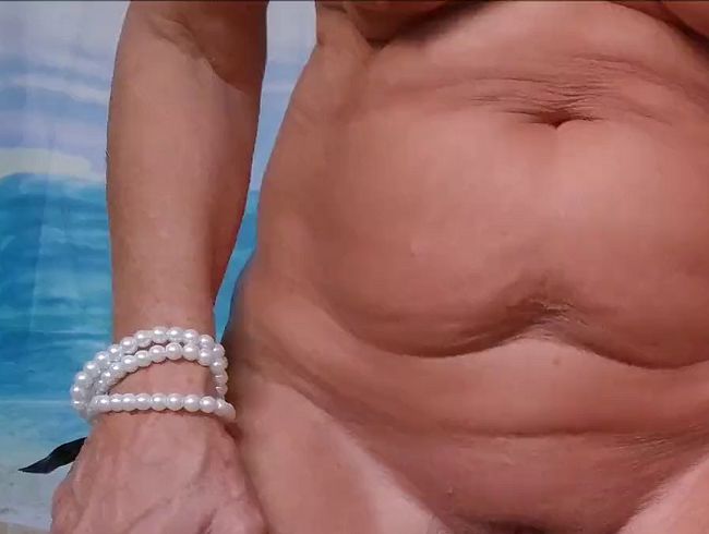 Download: ibizalady - Schwanz anpissen