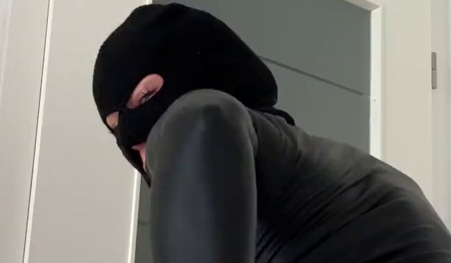 Download: itsmaryjamesl - Lederarsch in Catsuit & Sturmmaske – mein pralles Ding wackelt!