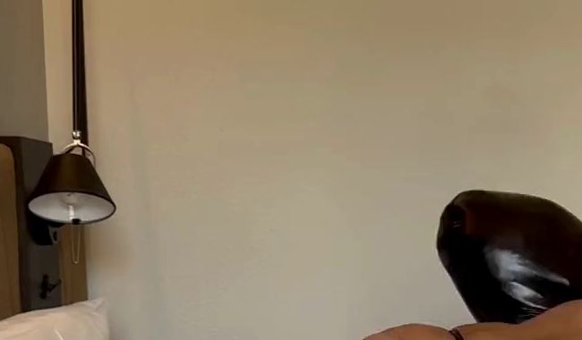 Download: itsmaryjamesl - Leder-Lingerie Doggy – Glatte Pussy schmatzt laut zum Orgasmus!