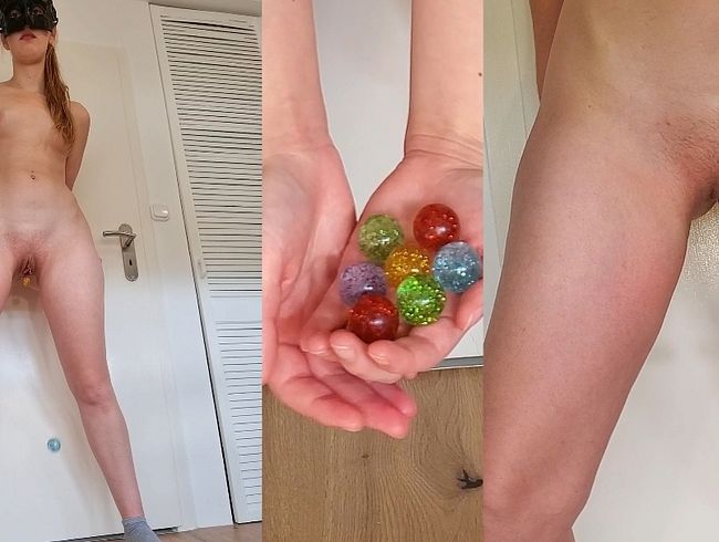 Download: itspinkmelina - Ich stecke mir eine Handvoll Flummis in meine Pussy und drücke sie wieder heraus.