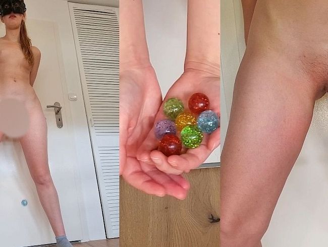 Download: itspinkmelina - Ich stecke mir eine Handvoll Flummis in meine Pussy und drücke sie wieder heraus.