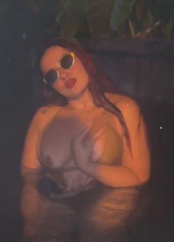 Download: jessica_rabb1t - Ich massiere meine prallen Brüste und erhole mich in einer öffentlichen Sauna.