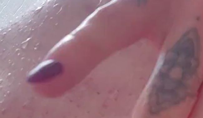 Download: jessielie27 - Ich bin wieder so unfassbar geil unter der Dusche geworden