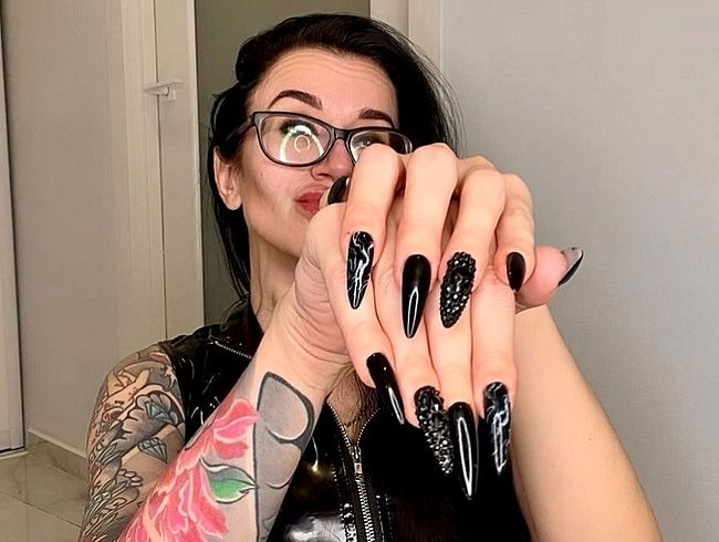 Download: juliadomaina - Fingerschnipsen mit schwarzen langen Nägeln, langen Fingern und PVC-Kleid an meinem, auch Brille
