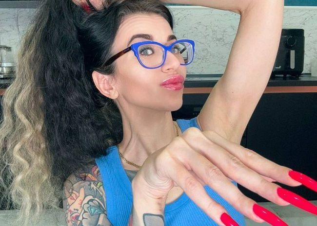 Download: juliadomaina - Fingerschnippen, lange rote Nägel, Lange Finger und weit gespreizte Handflächen und mehr