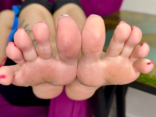 Download: juliadomaina - Meine nackten Füße mit langen Zehen aus zwei Winkeln