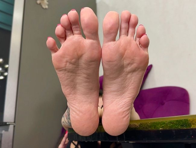 Download: juliadomaina - Meine hübschen weichen Sohlen, lange Zehen und faltige Sohlen, nackte Füße und Sohlenknirschen