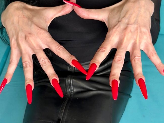 Download: juliadomaina - Leuchtend rote lange Nägel, lange Finger, Creme auf den Fingern, weit ausgebreitete Handflächen und mehr