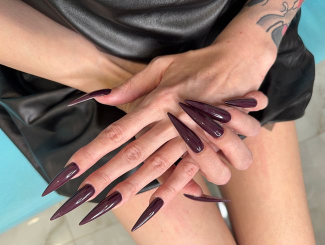 Download: juliadomaina - Dunkelviolette lange Nägel, Krallen, weit gespreizte Handflächen, kratzende Haut