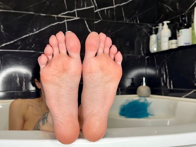 Download: juliadomaina - Meine weichen Sohlen in einer Wanne, nackte Füße mit langen Zehen, nasse, faltige Sohlen