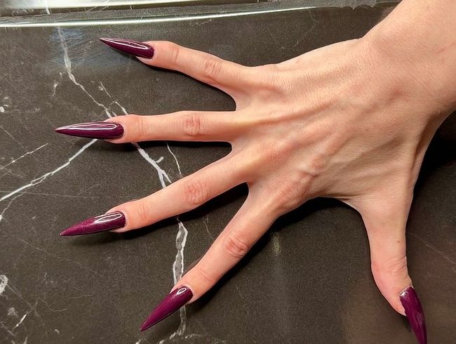Download: juliadomaina - Dunkelviolette lange Nägel, Krallen, lange flexible Finger, breite Handflächen, Nagelklopfen