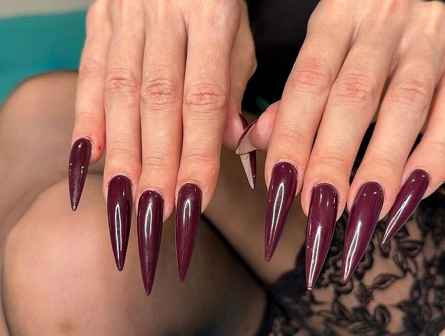 Download: juliadomaina - Dunkelviolette lange Nägel, Fingerschnippen und -lutschen, Krallen, Handflächen weit gespreizt