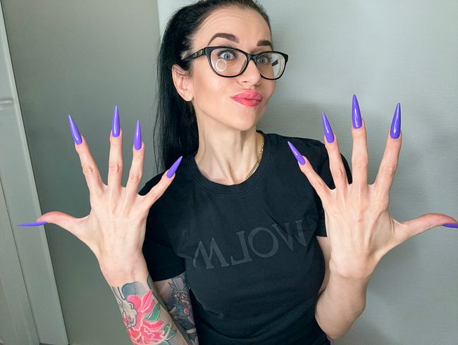 Download: juliadomaina - Fingerschnippen und Fingerlutschen mit langen lila Nägeln, Brille und Gesicht