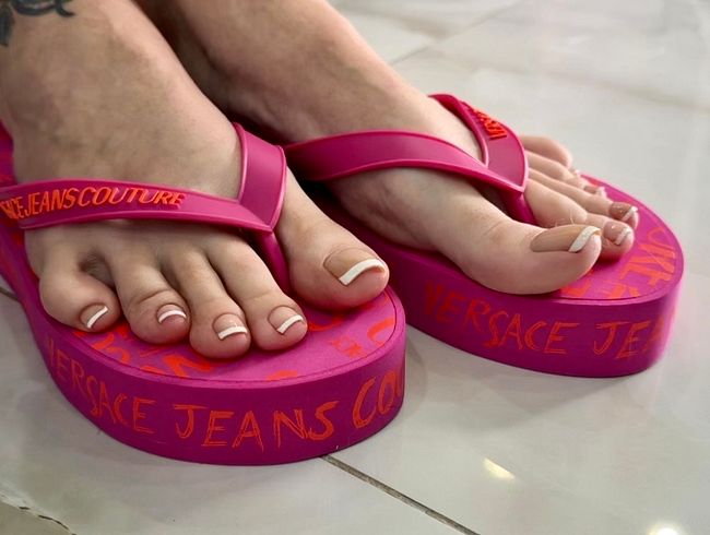 Download: juliadomaina - Rosa Flip-Flops an meinen hübschen Füßen mit langen Zehen, French Toenails Lack