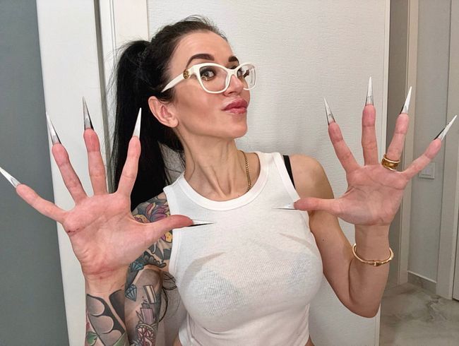 Download: juliadomaina - Fingerschnippen und Fingerlutschen mit langen Nägeln, weißer Brille und Gesicht