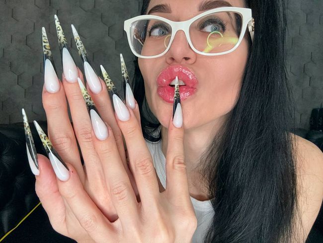 Download: juliadomaina - Die neue Nagelform ist noch länger, scharfe Stilettos, lange Finger lutschen, weiße Spitzenunterwäsche an mir