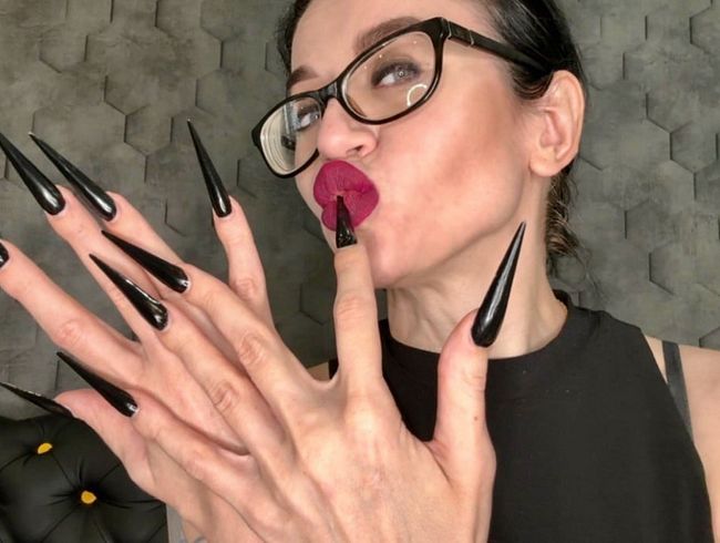 Download: juliadomaina - SCHWARZ Lange Nägel, scharfe Stilettos, lange Finger lutschen und Hände anbeten, Handflächen weit