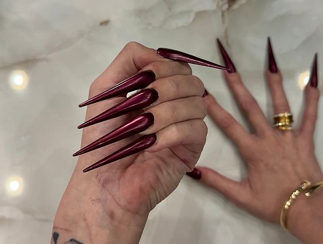 Download: juliadomaina - Neue Farbe LILA Lange Nägel, scharfe Stilettos, lange Finger und Hände Anbetung, Handflächen breit