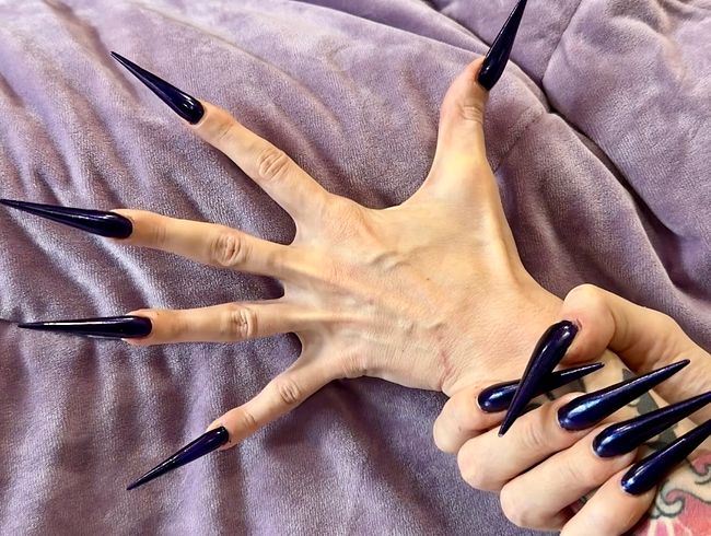 Download: juliadomaina - Dunkelblaue lange Nägel, scharfe Stilettos, lange Finger und Handflächen breit