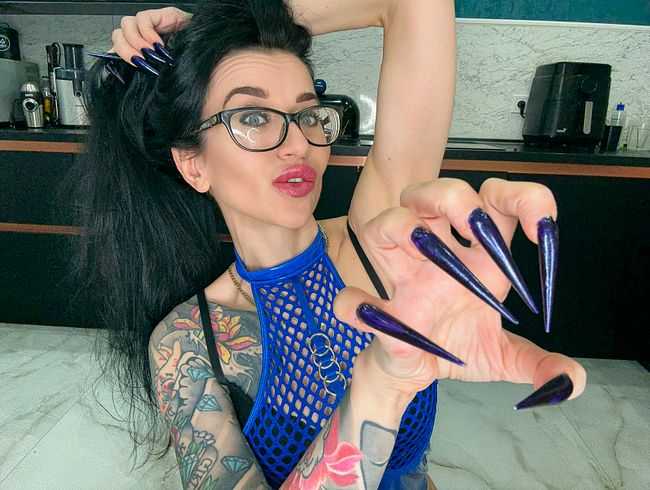 Download: juliadomaina - DUNKELblaue lange Nägel, scharfe Stilettos, lange Finger, HEISSE Handjobs mit Spucke und blauem PVC auf